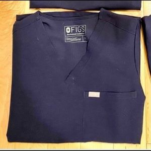 FIGS Catarina navy top